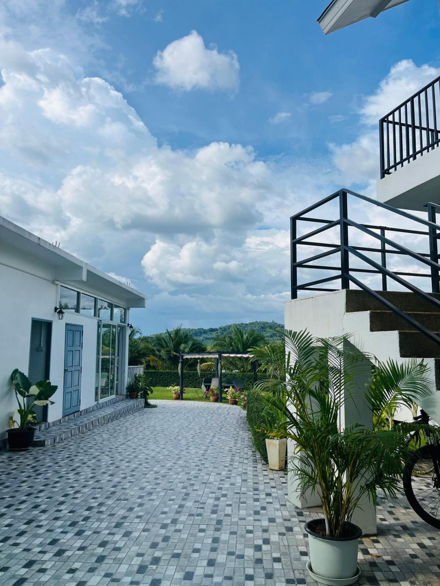 White Seaview Residence 클롱 무앙 비치 외부 사진